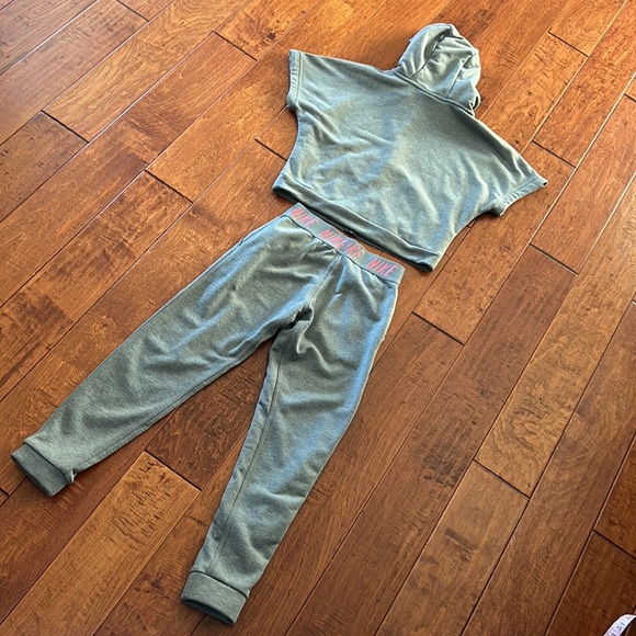 Girls Nike Dri-fit - Picture 7 of 7